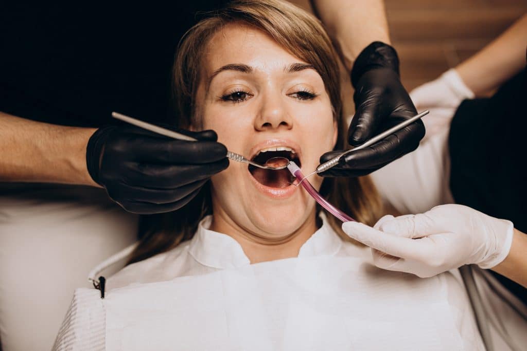 donna in visita dal dentista per prossima estrazione di un dente