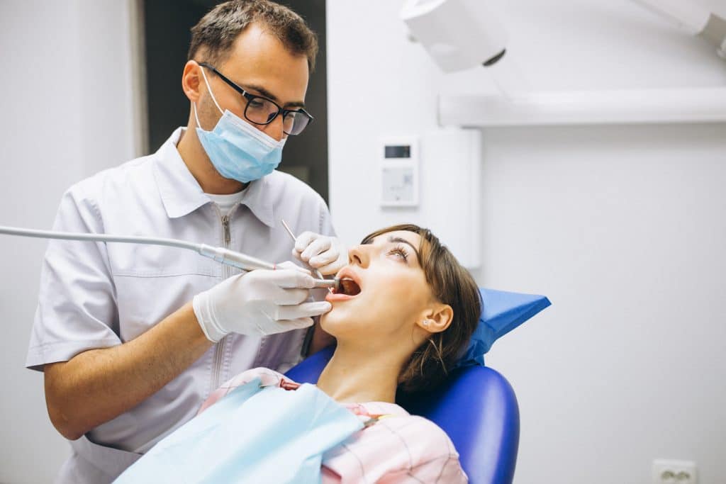 dentista effettua sedazione cosciente su donna