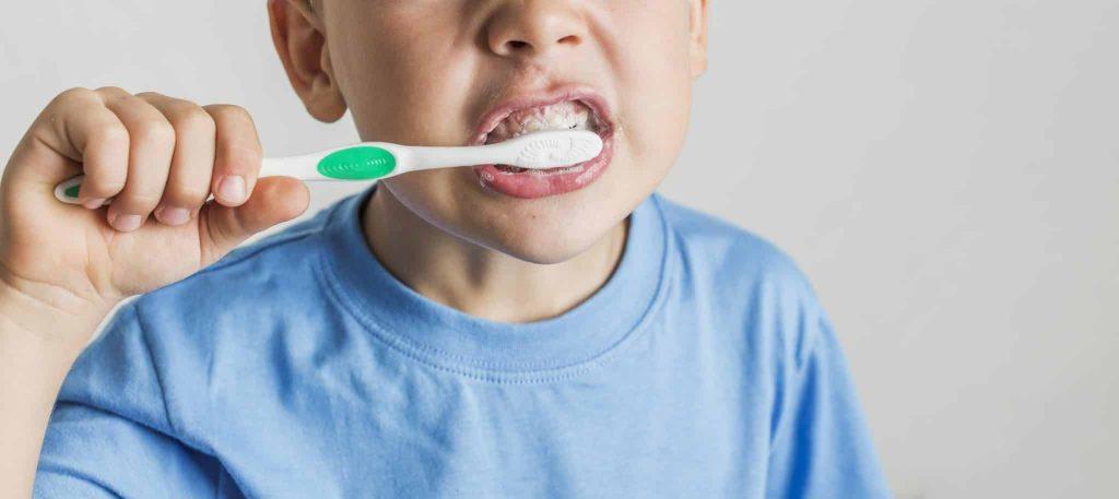 lavare i denti - sbiancare i denti con bicarbonato