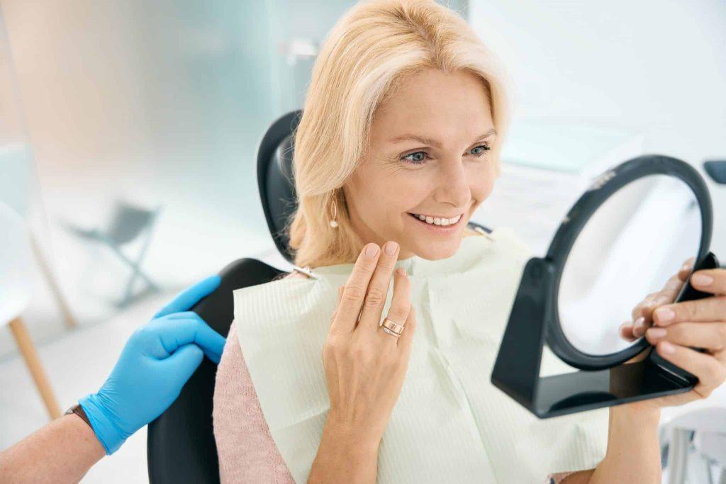 Macchioline nere sui denti: che cosa le provoca e quali sono le soluzioni odontoiatriche utili per prevenirle e rimuoverle?