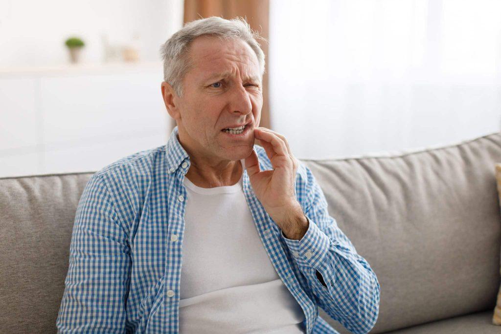 Dente rotto o scheggiato? Scopriamo le azioni per limitare i danni ed evitare che il problema si aggravi nel tempo.