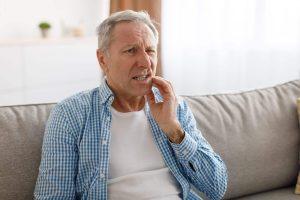 Dente rotto o scheggiato? Scopriamo le azioni per limitare i danni ed evitare che il problema si aggravi nel tempo.