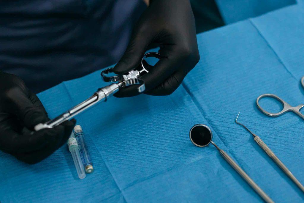 Anestesia dal dentista. Scopri la sedazione cosciente: consente di ridurre l’ansia e il disagio del paziente.