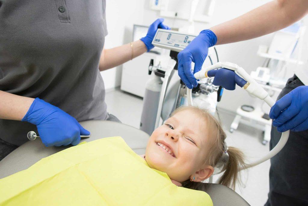 Scopri cos'è la dentizione e come curare i denti da latte e assicurare un futuro dentale sano al tuo bambino.